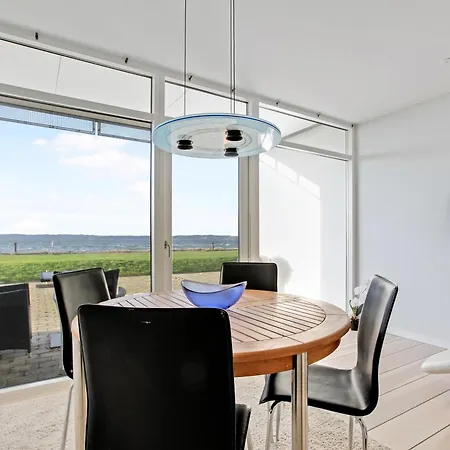 Beautiful Two-storey With Panoramic Views Of Bay