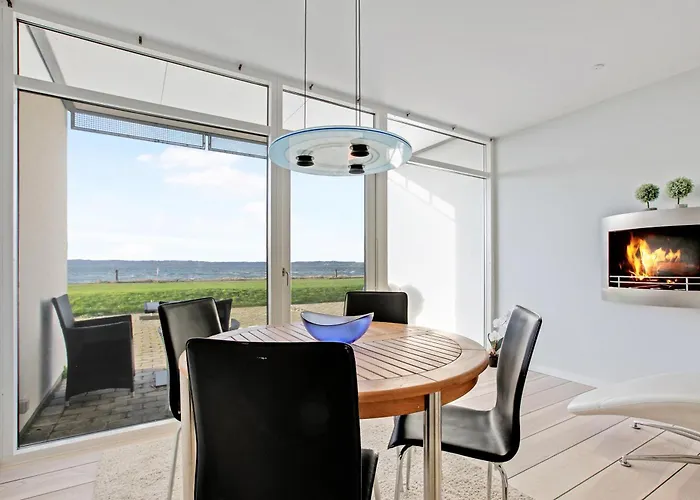 Beautiful Two-storey With Panoramic Views Of Bay